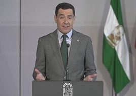 Juanma Moreno en comparecencia.