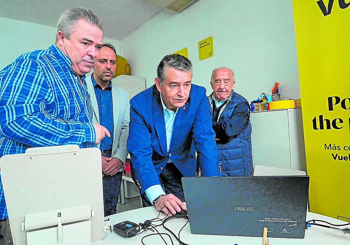 El consejero de la Presidencia de la Junta de Andalucía, Antonio Sanz, prueba un ordenador. ideal