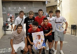 Vecinos y admiradores de David Valero, este lunes en Baza.