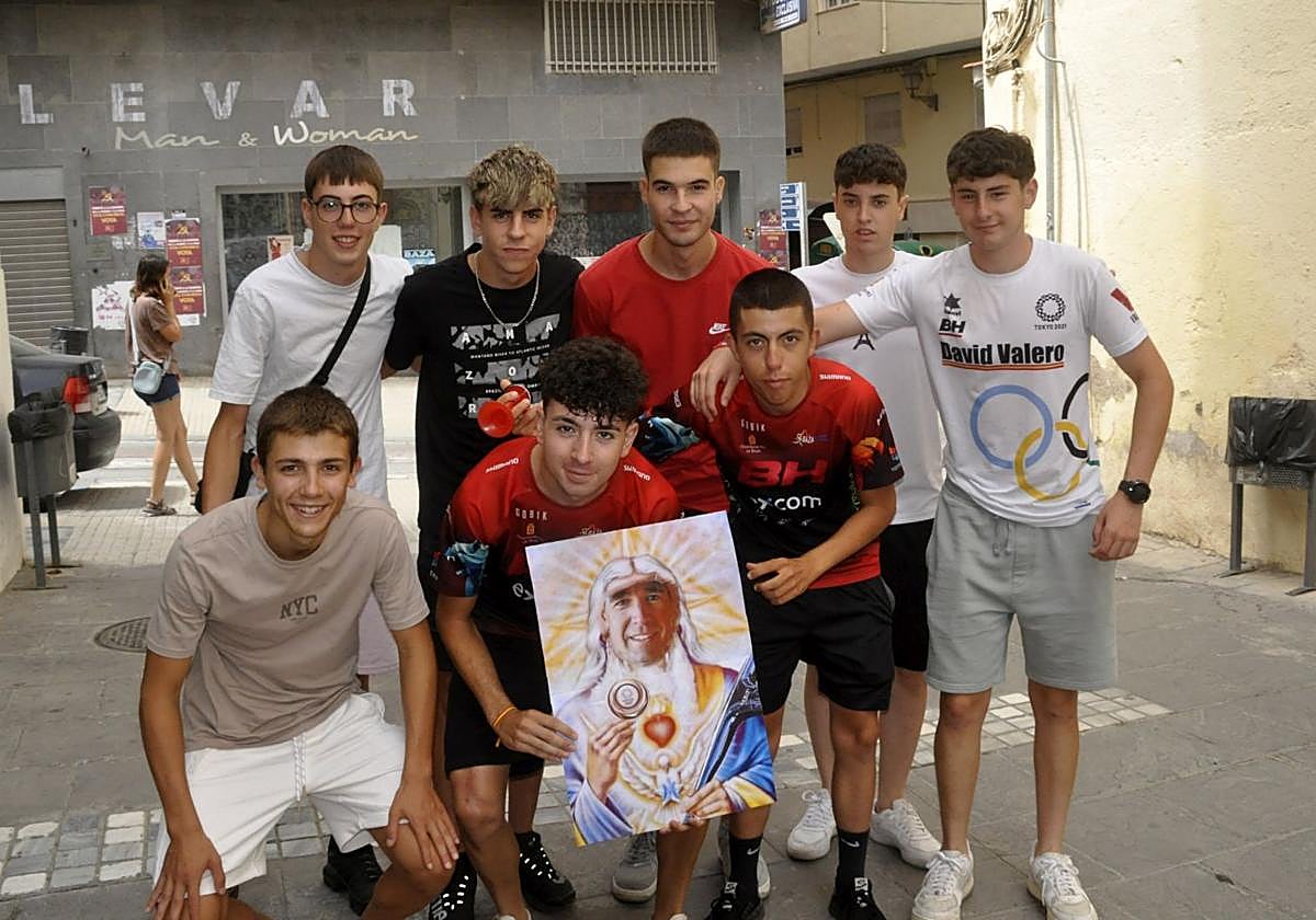 Vecinos y admiradores de David Valero, este lunes en Baza.