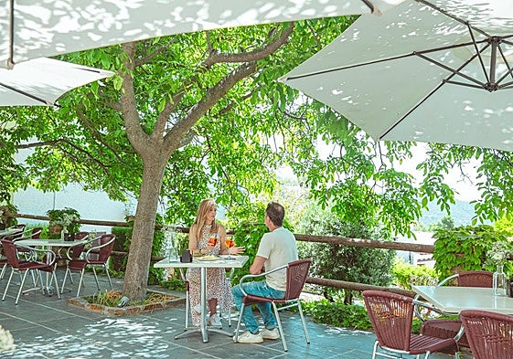 Hoteles, cuevas y casas rurales de 'lujo' para veranear en Granada