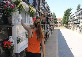 Una mujer, en el cementerio de Almería.