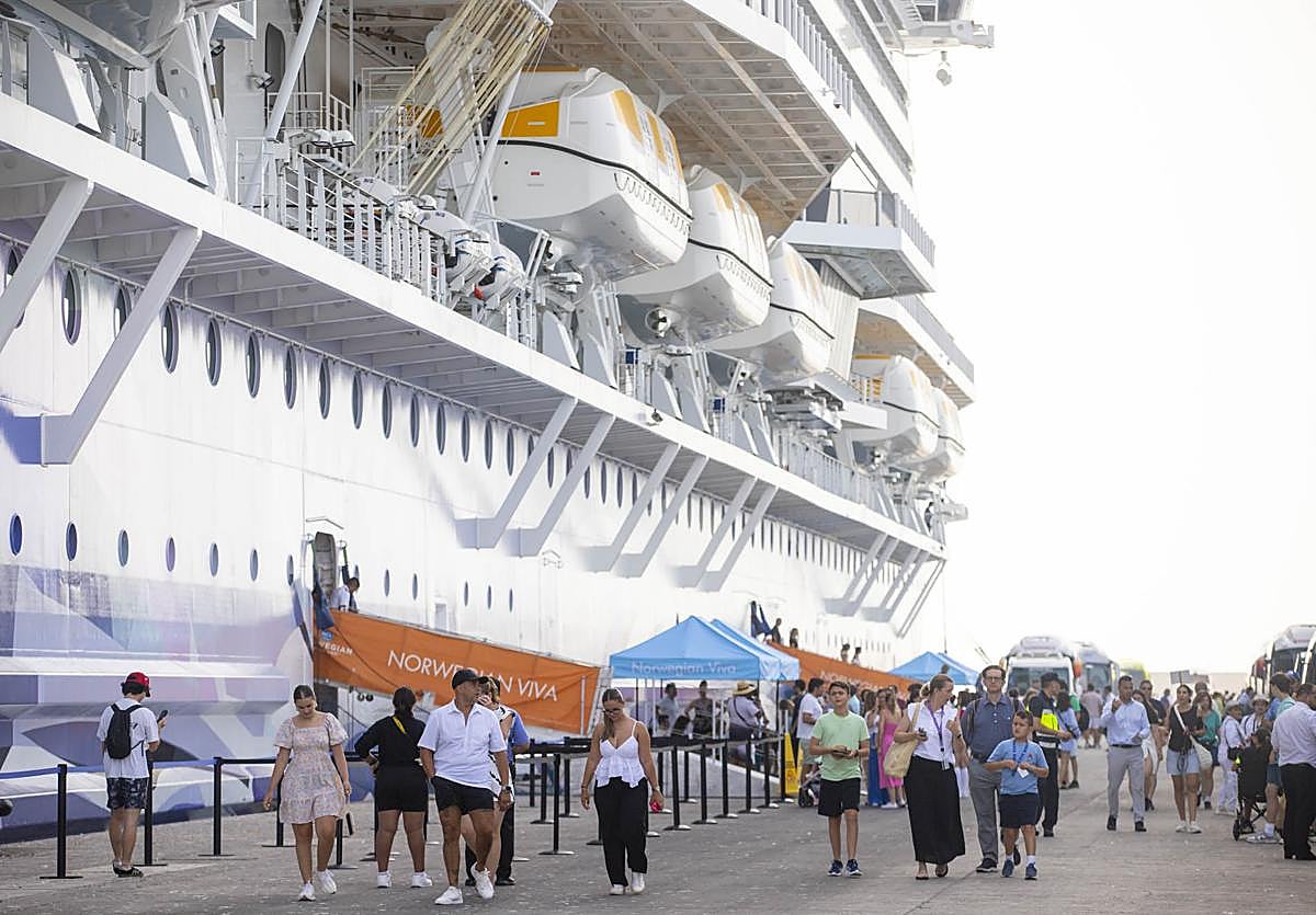 El gran crucero atracado en el Puerto de Motril.