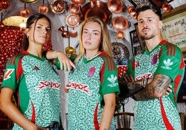 Laura Pérez, Ornella Vignola y Ricard Sánchez lucen la camiseta de la tercera equipación en una cueva del Sacromonte.