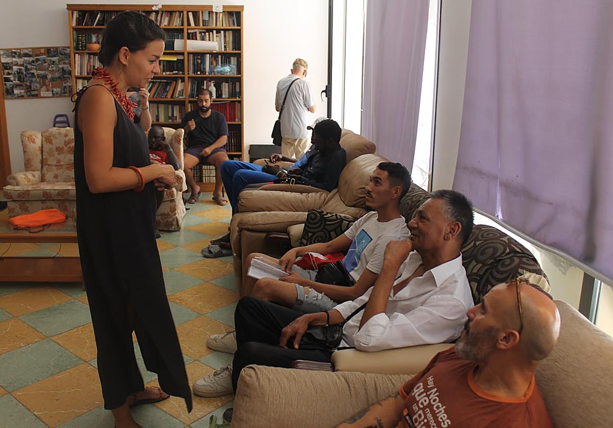 La concejala María Segovia en una conversación con algunas personas sin hogar