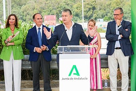 Antonio Sanz y Rocío Díaz, en el sector San Roque del Área Logística Bahía de Algeciras, ayer.