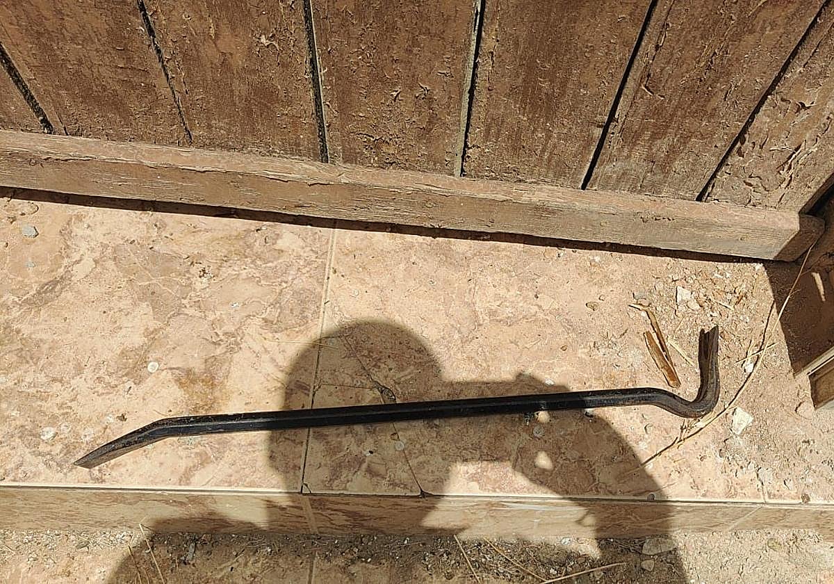 La palanca de hierro que los ladrones usaron para forzar la puerta de la casa.