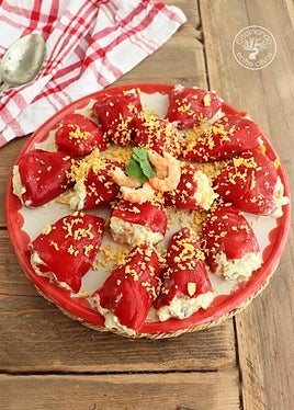 Pimientos del piquillo fríos rellenos de ensaladilla de gambas