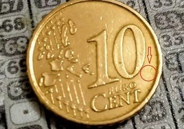 Moneda de 10 céntimos de 1999 con falta de iniciales.