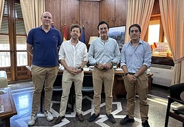 El alcalde y el concejal, a la derecha, con los profesores de la UJA, ayer.