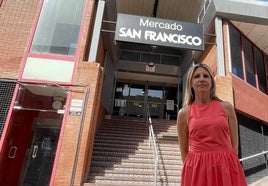 La concejala socialista Isabel Cano-Caballero, ante el mercado municipal de San Francisco.