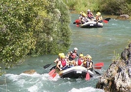 Actividad de 'rafting' junto al pantano del Tranco, en Cazorla, en una imagen de archivo.
