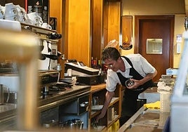 Imagen de archivo de un camarero en su puesto de trabajo