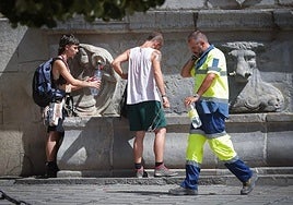 Los granadinos se refrescaron en las fuentes.