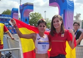 La reina Letizia abraza a María Pérez tras la carrera.