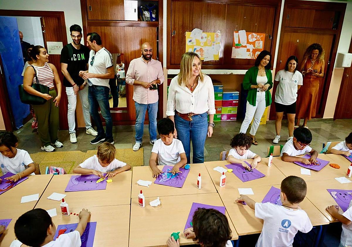 Carazo ha visitado concretamente en esta ocasión el colegio Profesor Tierno Galván.