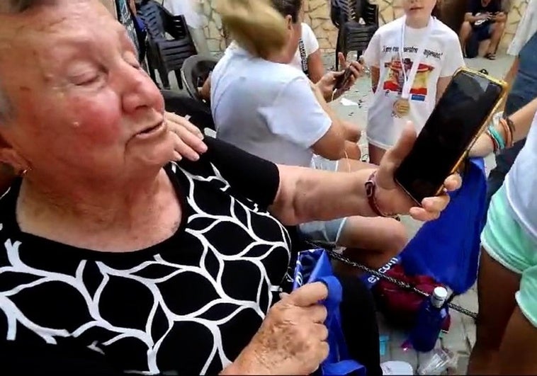 La videollamada de María Pérez desde París a su bisabuela en Orce.