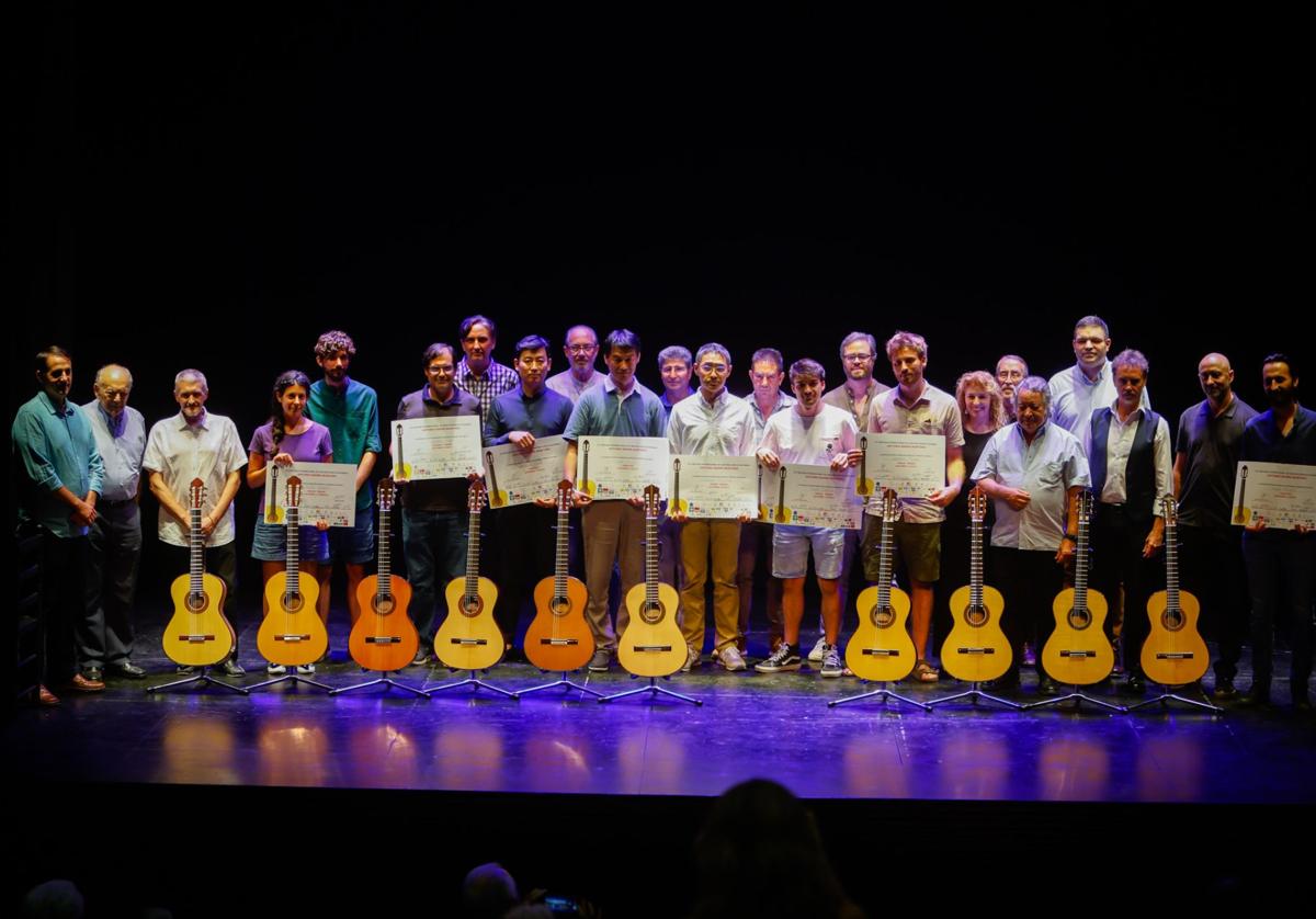 Ganadores, miembros del jurado y organizadores del Festival, en la foto de familia.