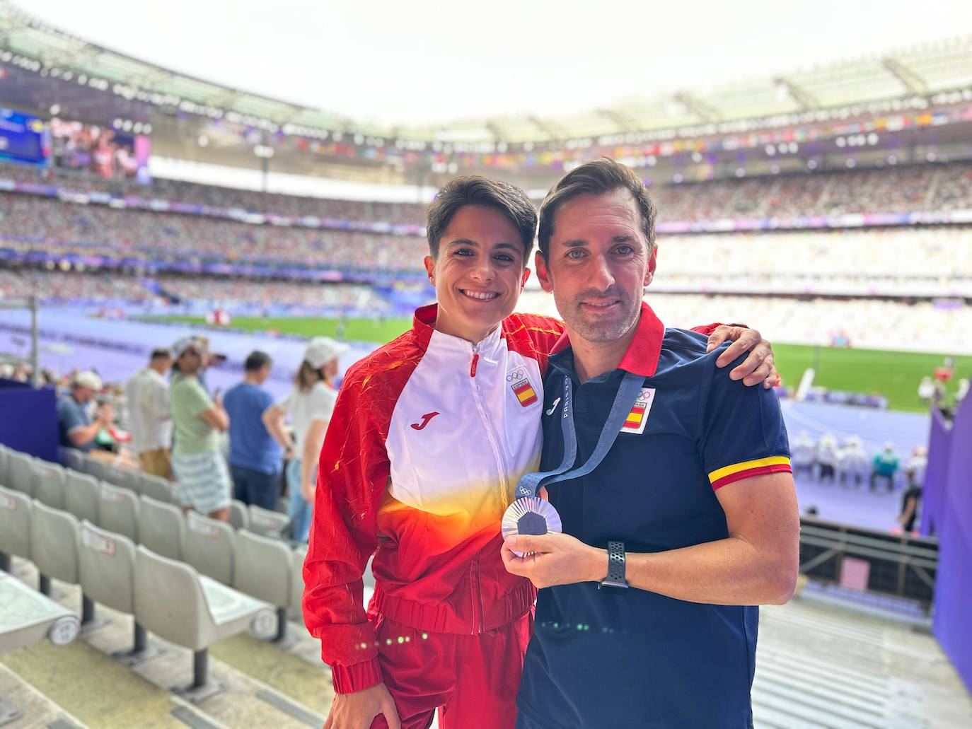 María Pérez sonríe junto a su entrenador Jacinto Garzón con la medalla de plata conquistada en París.