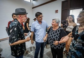 El alcalde de Orce, en el centro de la imagen, felicita a la bisabuela de María Pérez junto al músico Antonio Arias.