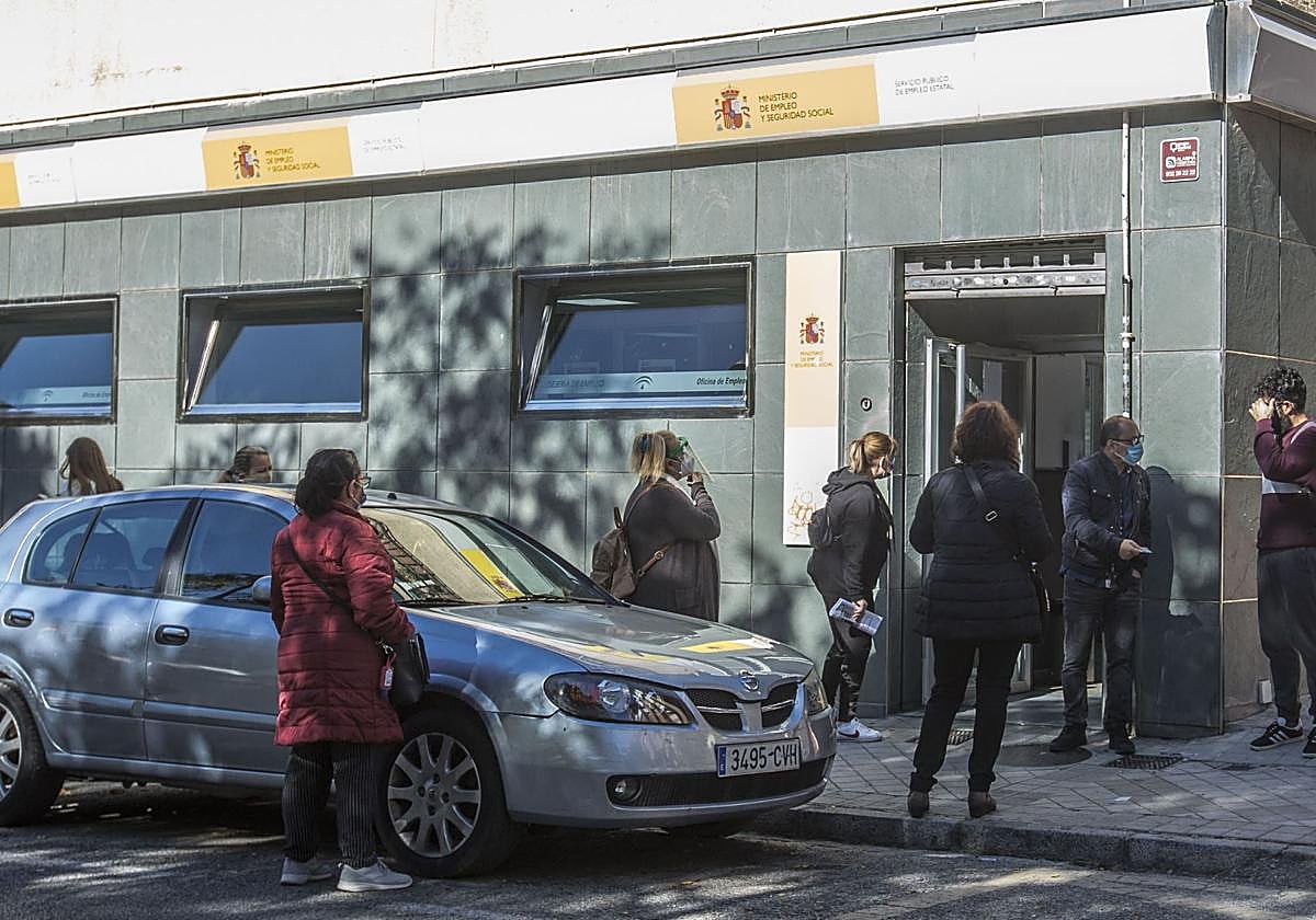 Un grupo de personas hace cola frente a una oficina del Servicio Público de Empleo Estatal (SEPE), en una imagen de archivo.
