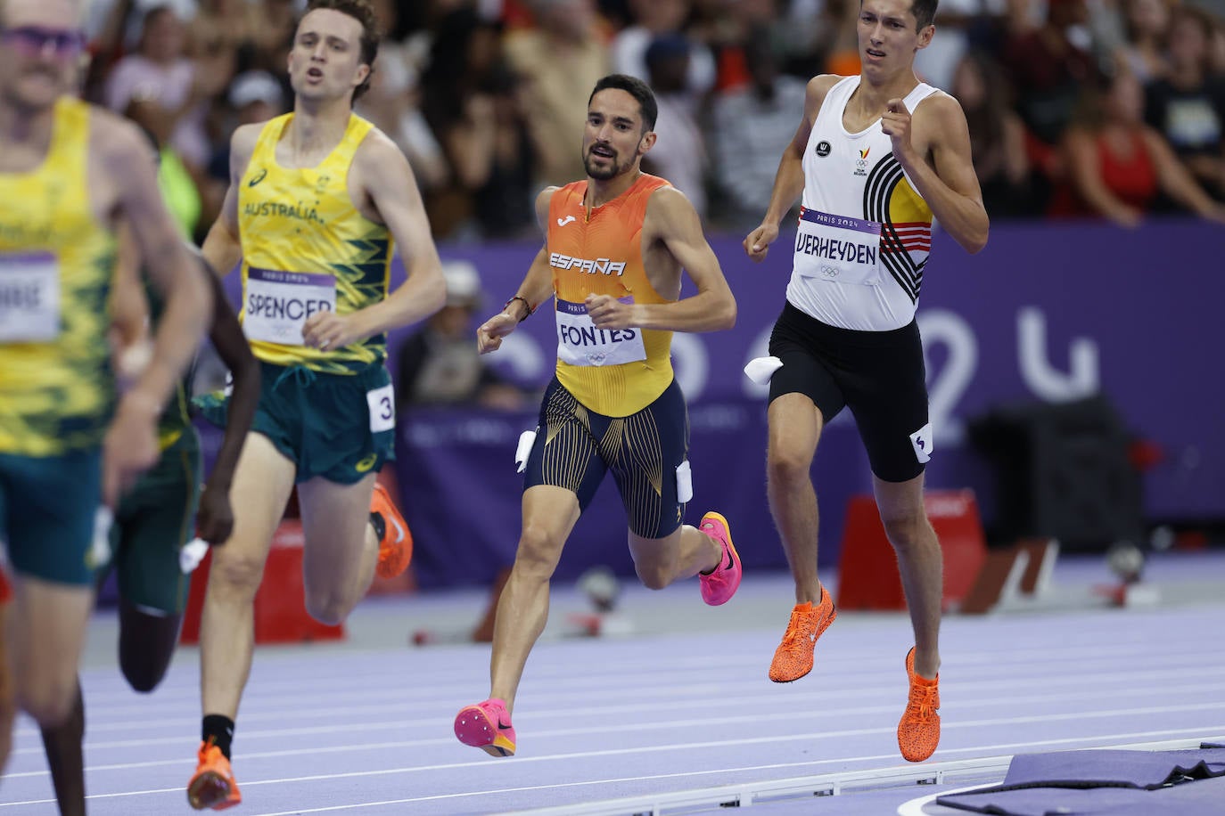 Ignacio Fontes, en el centro, se quedó sin el pase a las semifinales del 1.500 en la repesca.