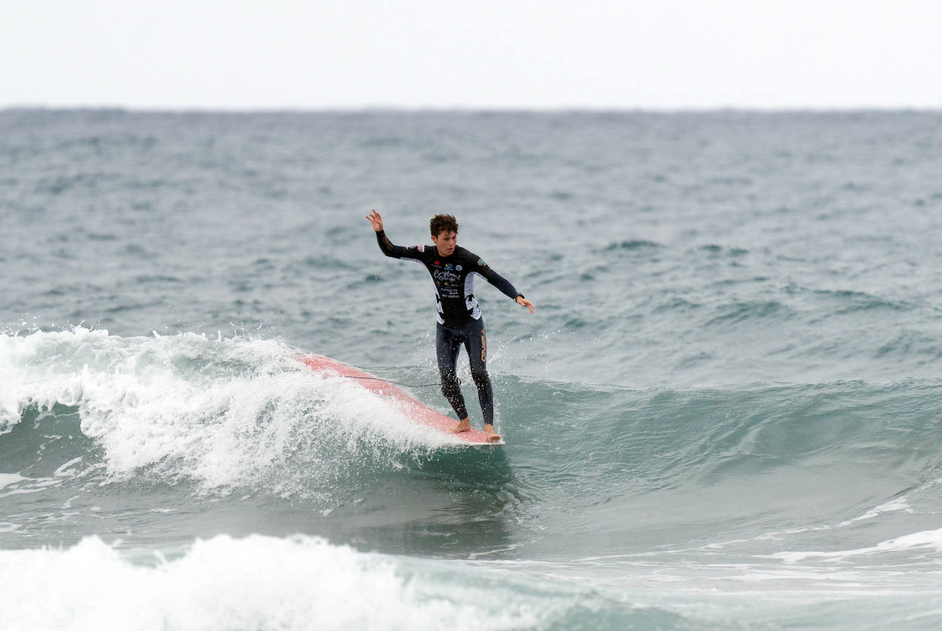 El surfista Alfonso Zamora, en plena competición.