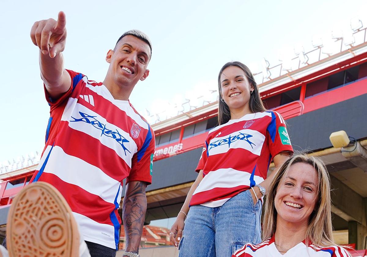 Uzuni, Ari y Lauri posan con la nueva camiseta rojiblanca.