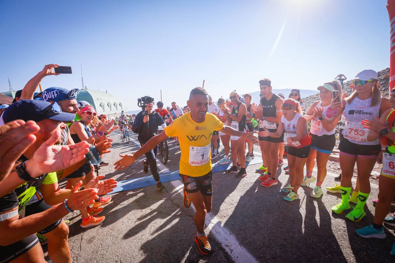 Los corredores de la minisubida hacen pasillo al vencedor absoluto, Rachid El Morabity.