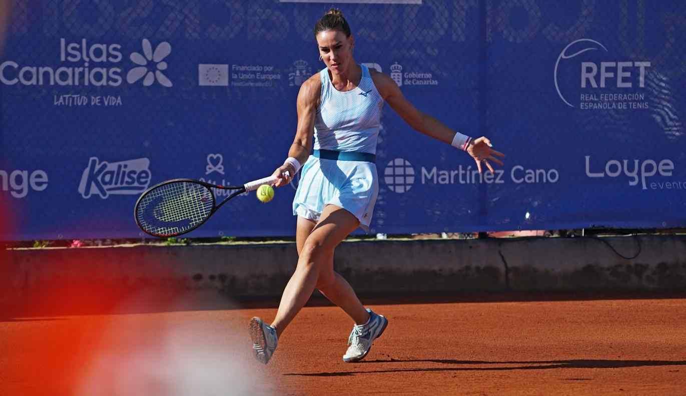 Nuria Párrizas devuelve una bola de derecha en el torneo de Gran Canaria.