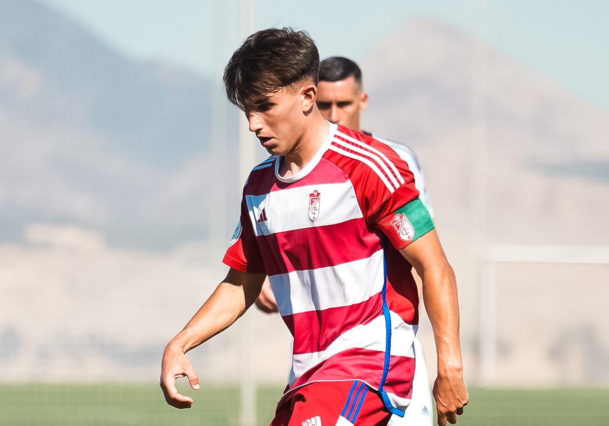 El capitán Juanma controla un balón durante el duelo del filial con el Marbella.