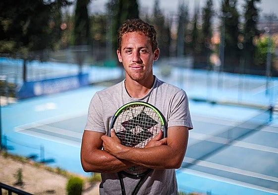Roberto Carballés posa con su raqueta en la Real Sociedad de Tenis de Granada.
