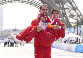 Álvaro Martín y María Pérez celebran juntos sus medallas en la prueba individual bajo la Torre Eiffel.