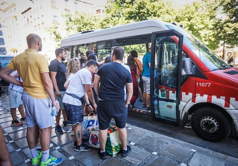 Cola en la parada de Plaza Nueva para subir al microbús que realiza el recorrido entre el Centro de la ciudad y el barrio del Albaicín.