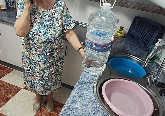 Cortes, agua en garrafas y malestar por una situación que se alarga.