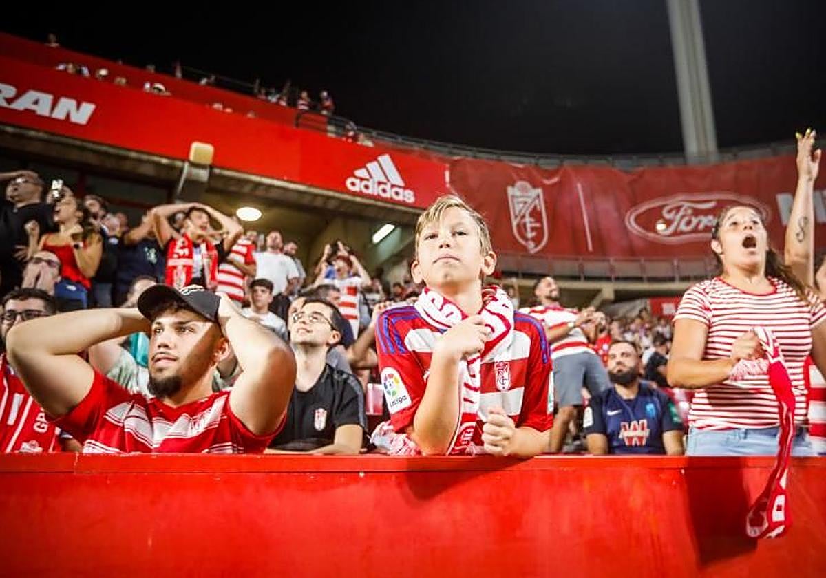 Aficionados del Granada vibran con su equipo durante la última edición del Trofeo Ciudad de Granada, en 2022.