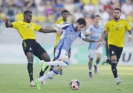 Giorgi Tsitaishvili emprende una conducción entre rivales del Al-Nassr.