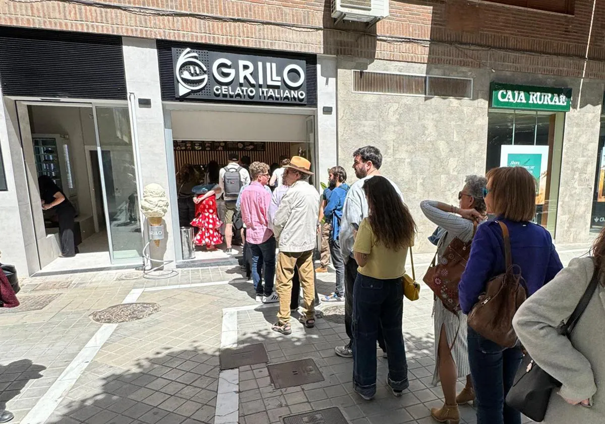 Imagen principal - Enormes colas para probar este helado de pistacho en Granada: «Único en España»