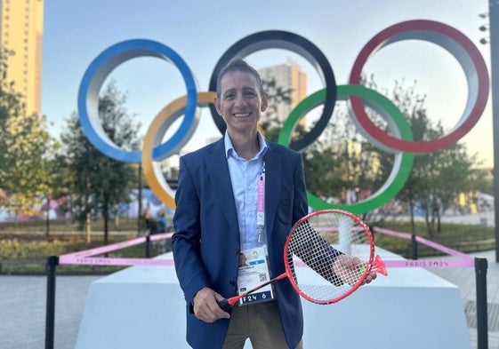 David Cabello posa junto a los aros en los Juegos de París.