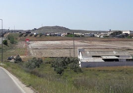 Preparación del terreno para el Jaén Plaza, en 2017, tras la colocación del primer cartel.