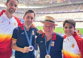 Jacinto Garzón, a la izquierda en el centro, posa con María Pérez y Álvaro Martín y el entrenador de este último, José Antonio Carrillo, con sus medallas al cuello en el estadio olímpico de París.