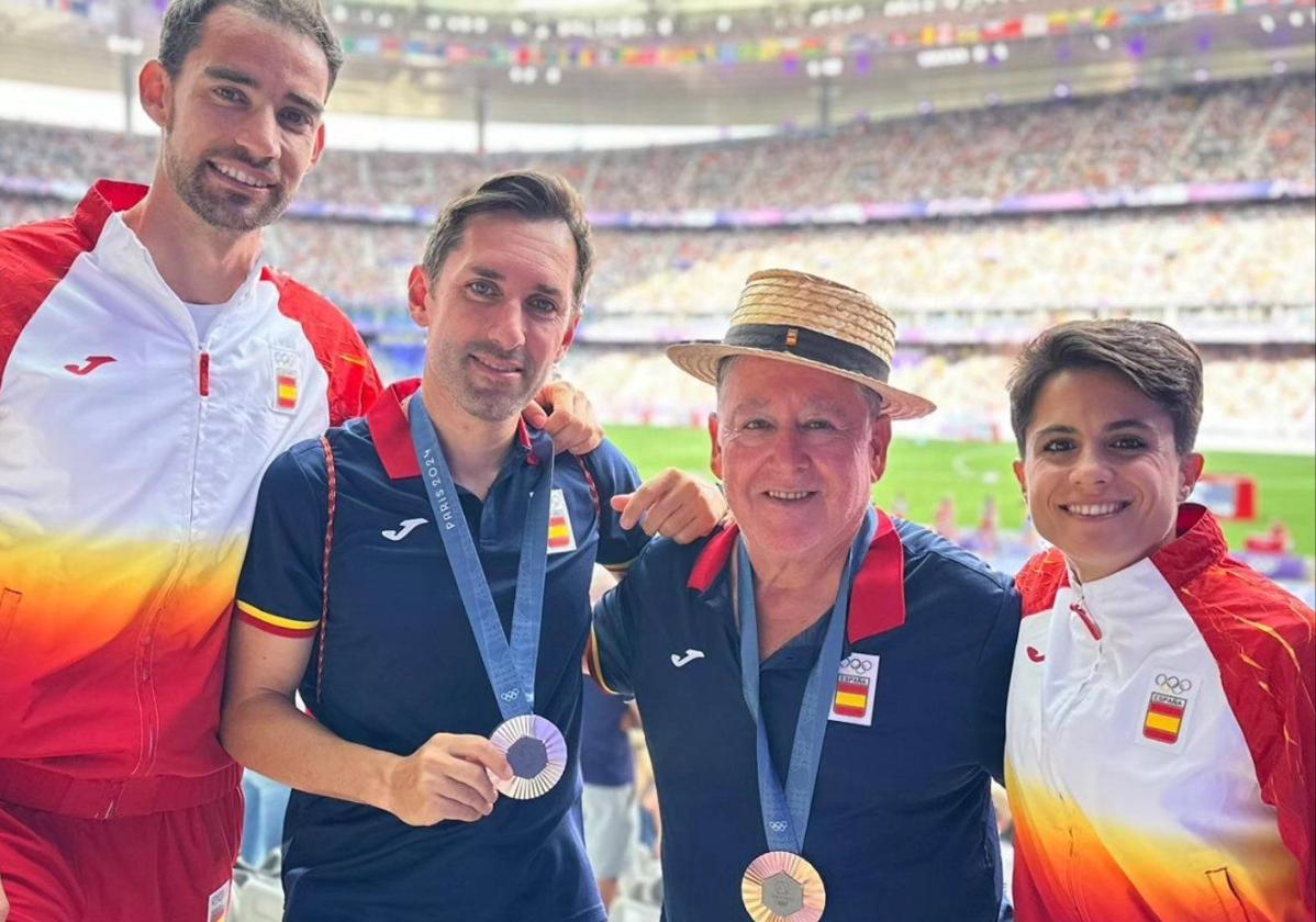 Jacinto Garzón, a la izquierda en el centro, posa con María Pérez y Álvaro Martín y el entrenador de este último, José Antonio Carrillo, con sus medallas al cuello en el estadio olímpico de París.