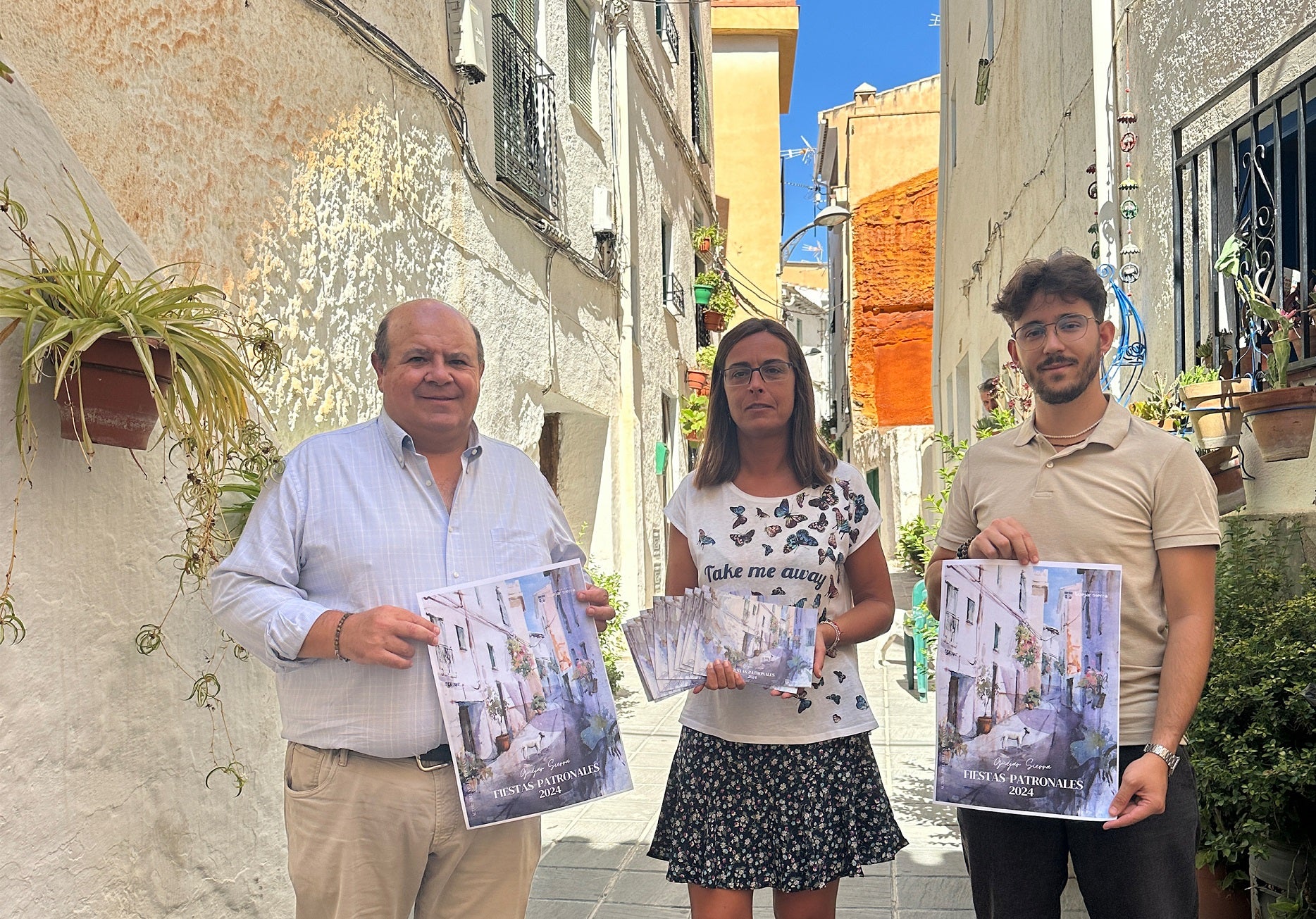 Alcalde y concejales, en la calle San Vicente, que sirve de imagen al cartel y el libro de fiestas.