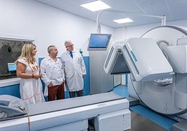 La delegada territorial de Salud y Consumo visitando una gammacámara