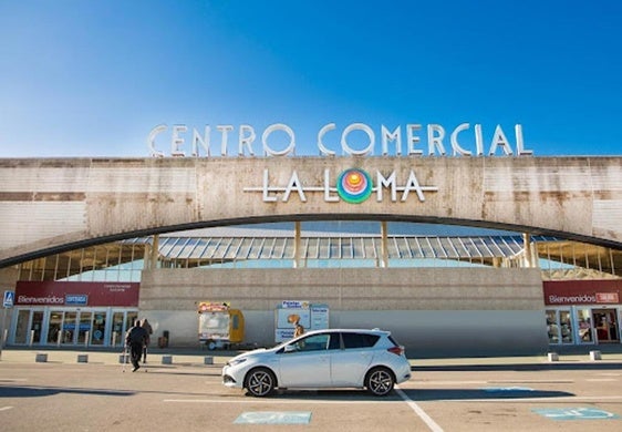 Acceso principal al Centro Comercial La Loma, en la capital jienense.