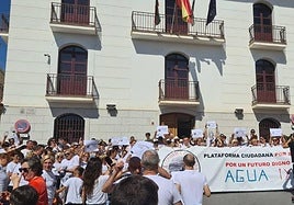 Concentración a las puertas del Ayuntamiento de Huelma, este miércoles.