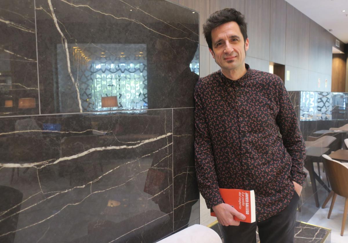 Javier Gallego, con su libro, en un hotel de Granada.