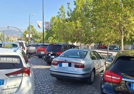 Parada de taxis de la estación de autobuses ocupada por turismos