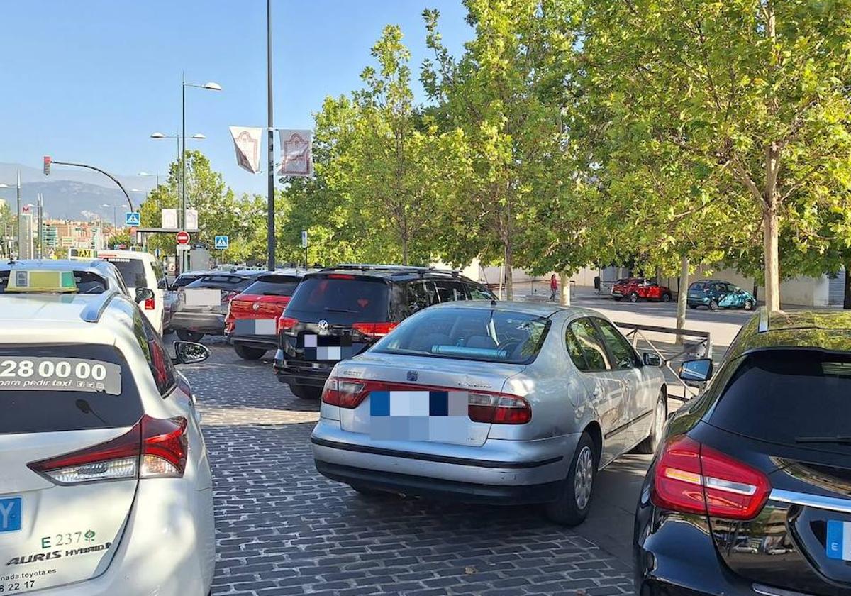 Parada de taxis de la estación de autobuses ocupada por turismos