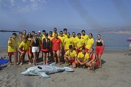 Los socorristas y miembros de Equinac en El Zapillo.